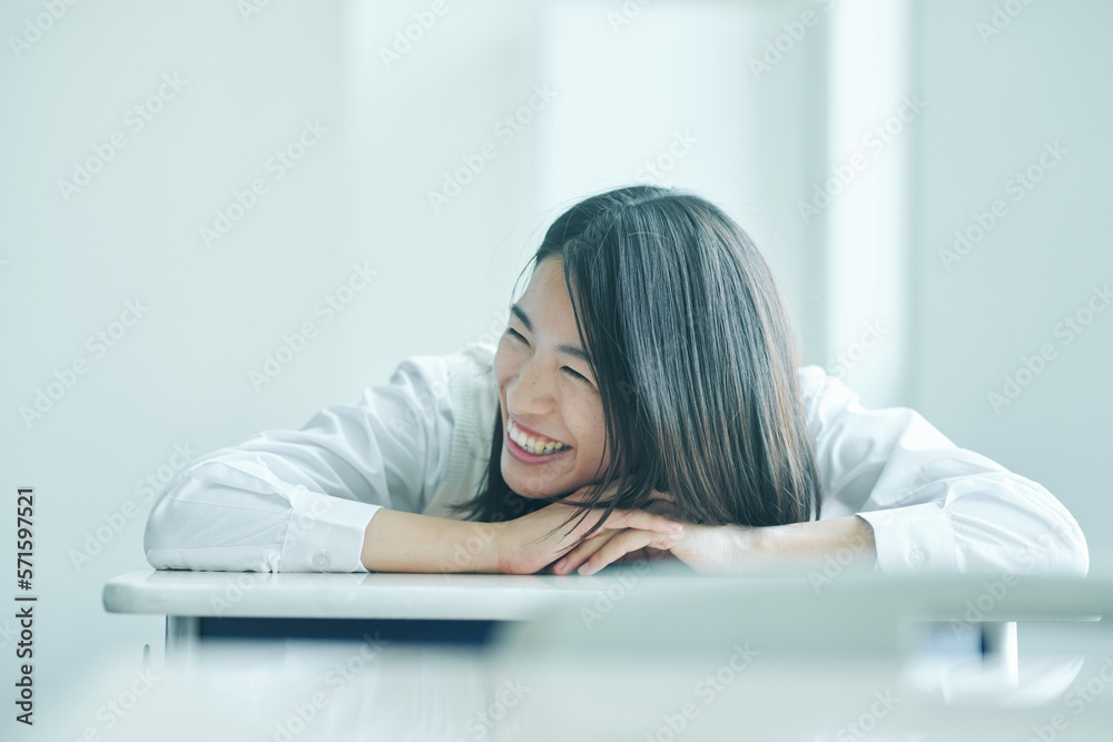 教室で笑顔の女子高生 教室で笑顔の女子高生