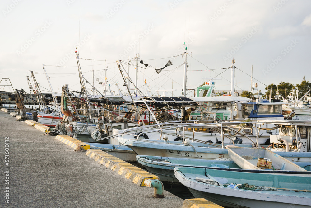 Obraz premium 日本の漁港に停泊している漁船 Fishing boats moored at a Japanese fishing port