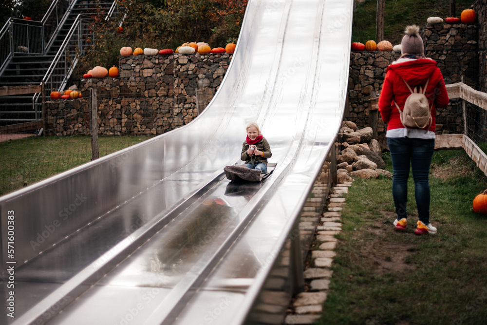 custom made wallpaper toronto digital
Lustiges kleines Mädchen hat Spaß und reitet auf einem großen Spielplatz im Freien beim Kürbis-Herbstfest. Glückliche Kindheit.