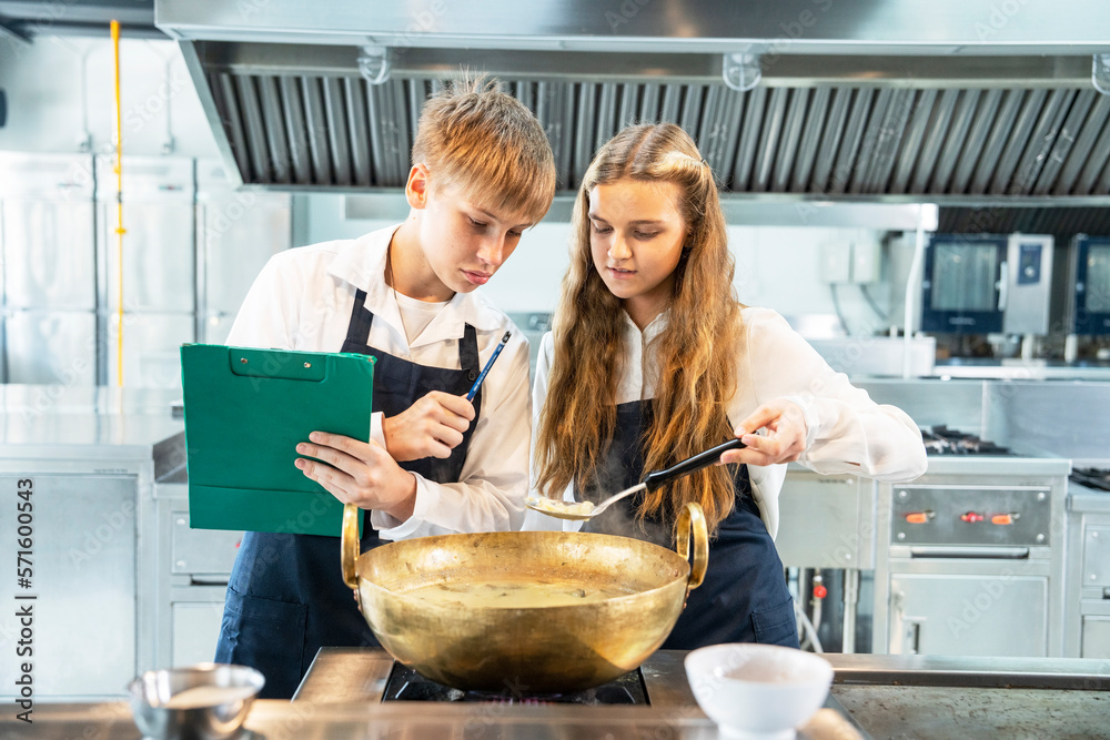 Foto De Teenager Male Female Students Learn To Cook In Class In The ...