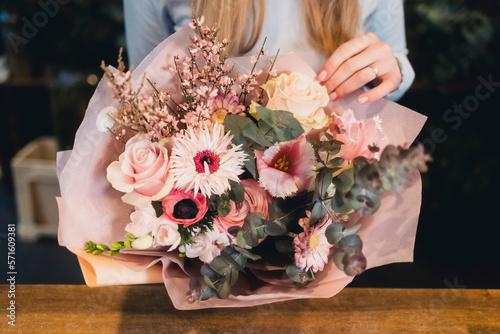 Floristinnen im Blumenladen bei der Arbeit photo