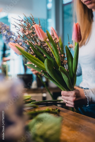 Floristinnen im Blumenladen bei der Arbeit photo