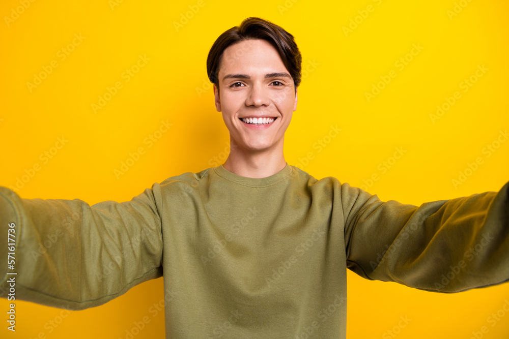 Photo of cheerful man wear comfort clothes chatting followers friends live stream translation isolated on yellow color background Photo of cheerful man wear comfort clothes chatting followers friends live stream translation isolated on yellow color background