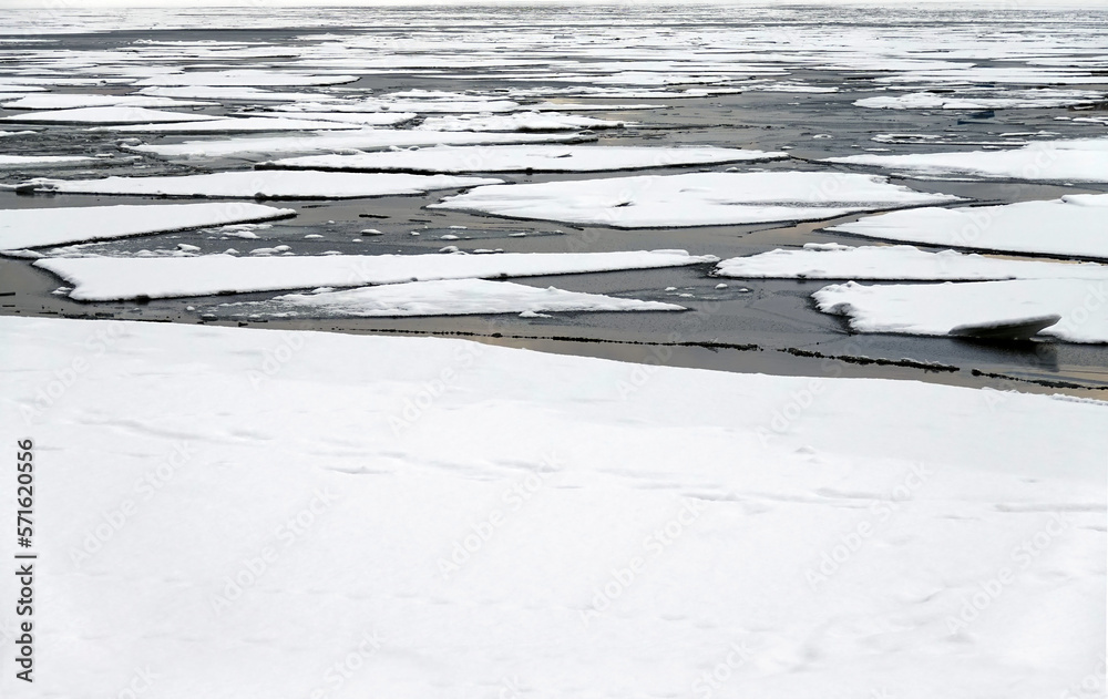 Obraz premium Landscape with melting broken ice floes floating on the river view till horizon