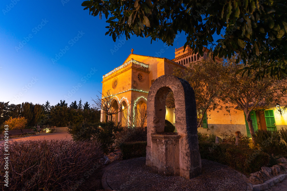 Fototapeta premium Kirche von Ariany Gemeinde auf der spanischen Baleareninsel Mallorca |&nbsp;Spanien