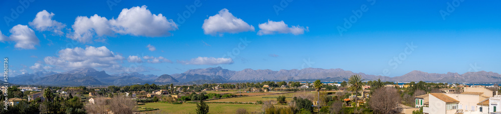 Blick von Alcúdia auf die Serra de Tramuntana -Gemeinde auf der spanischen Baleareninsel Mallorca | Spanien