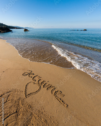Je t'aime, écrit dans le sable
