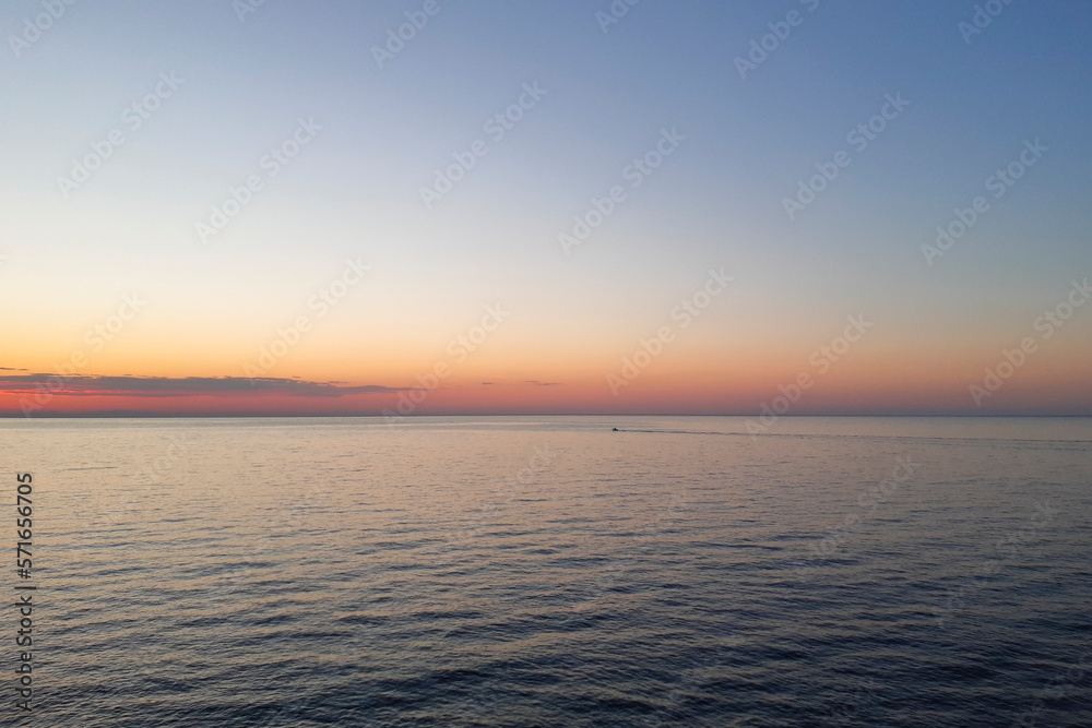 Alba e bellissimo panorama sul mare in spiaggia a Diano Marina in Liguria, viaggi e paesaggi in Italia