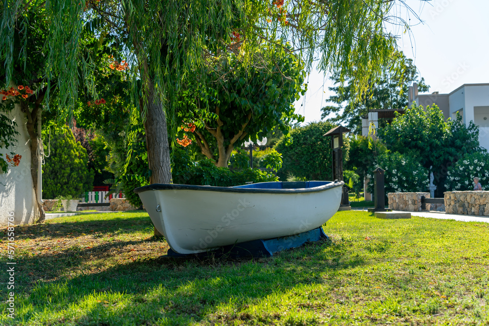 Łódka w ogrodzie - obrazy, fototapety, plakaty 
