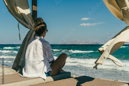 Fototapeta Naklejka Na Ścianę i Meble -  Kobieta relaksuje się nad Morzem Egejskim, Wyspa Kos