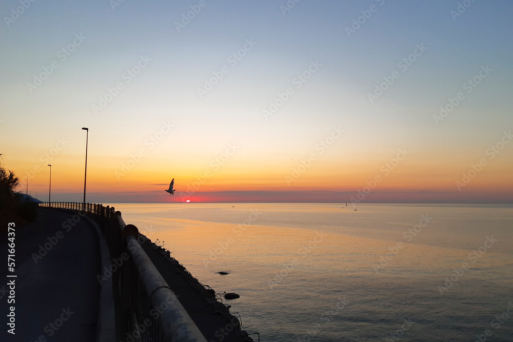 Panorama del mare all'alba sul tratto di strada incompiuta che va da Diano Marina ad Imperia, viaggi e paesaggi in Liguria