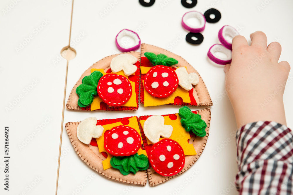 Felt pizza. Felt food toys for the kids. Preschool game for young children. Montessori education
