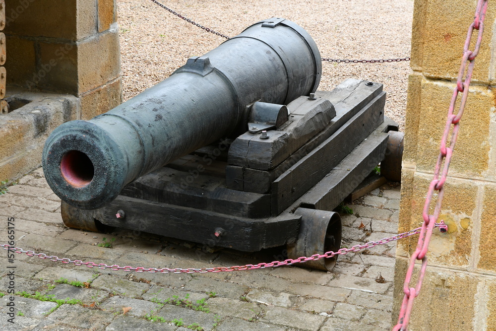 vieux canon de bronze sur sont support de bois servant dans l'ancien temps de protection de l'entrée du château de la grange fort dans le puy de dôme vieux canon de bronze sur sont support de bois servant dans l'ancien temps de protection de l'entrée du château de la grange fort dans le puy de dôme