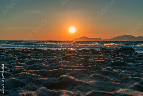 Fototapeta Naklejka Na Ścianę i Meble -  Grecka plaża o zachodzie słońca