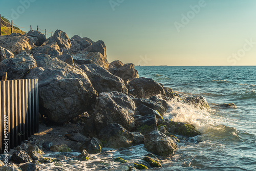 Fototapeta Naklejka Na Ścianę i Meble -  Fala morska uderza w skały na brzegu plaży w Mastichari. 