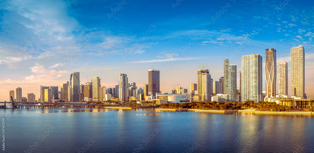 the skyline of miami in the early morning sun - obrazy, fototapety, plakaty 