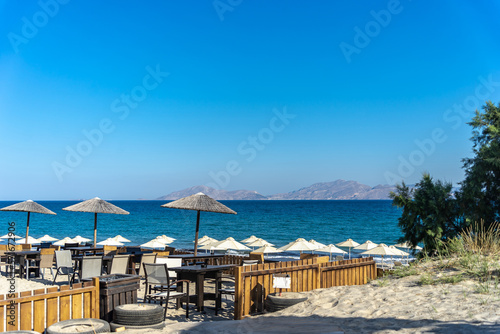 Kawiarnia na plaży z widokiem na morze Egejskie i okoliczne wyspy. © Piotr Gaborek 