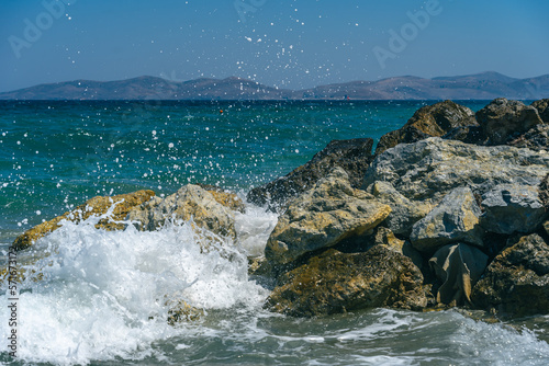 Fototapeta Naklejka Na Ścianę i Meble -  Fale uderzają w skały, Morze Egejskie