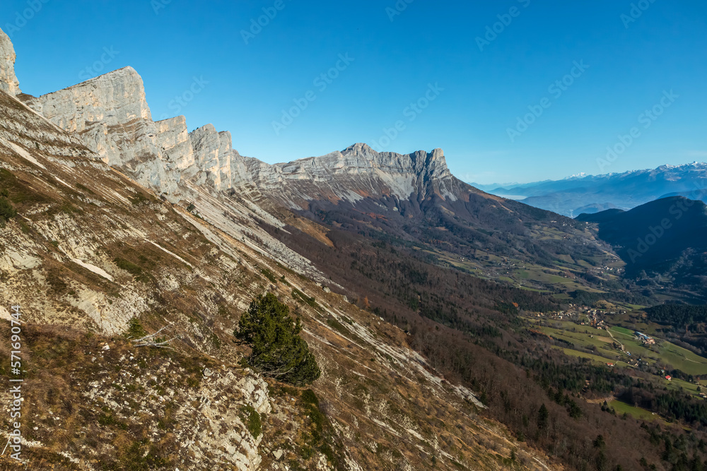 Rochers de la Peyrouse  et la Grande Moucherolle, paysage du Vercors à l' automne , Isère , Alpes