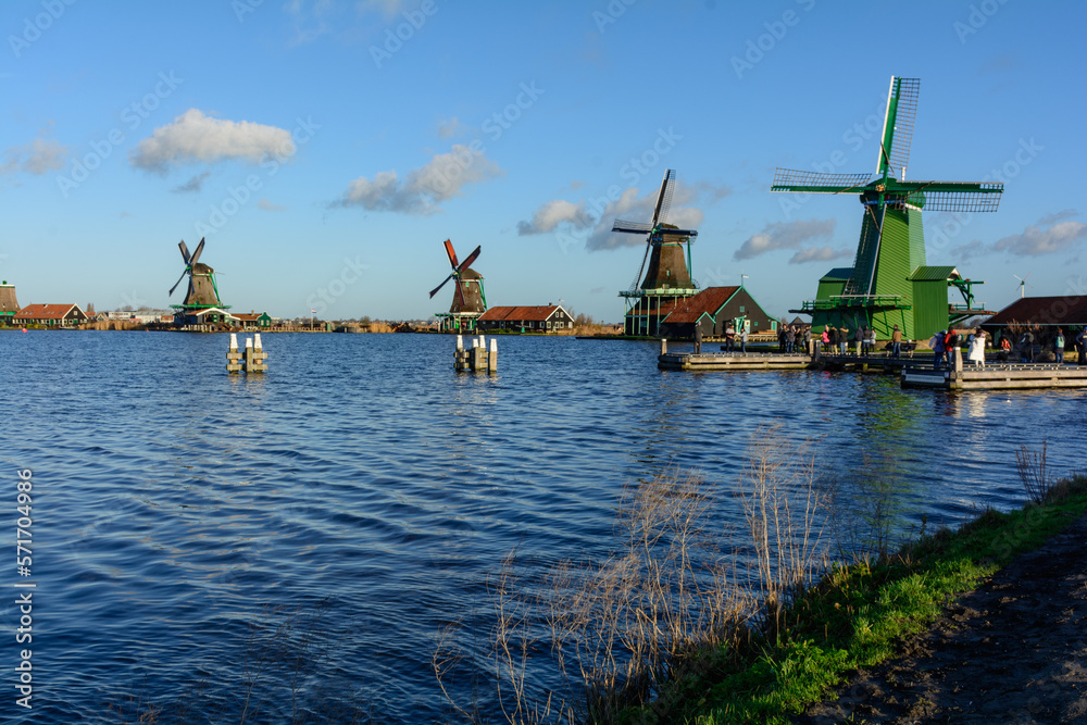 Fila di mulini a vento sulla riva di un canale (Zaanse Schans, Amsterdam, Olanda)