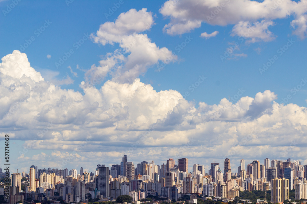 Cidade de Goiânia vista do Morro do Além, com muitos prédios e céu nublado ao fundo.
