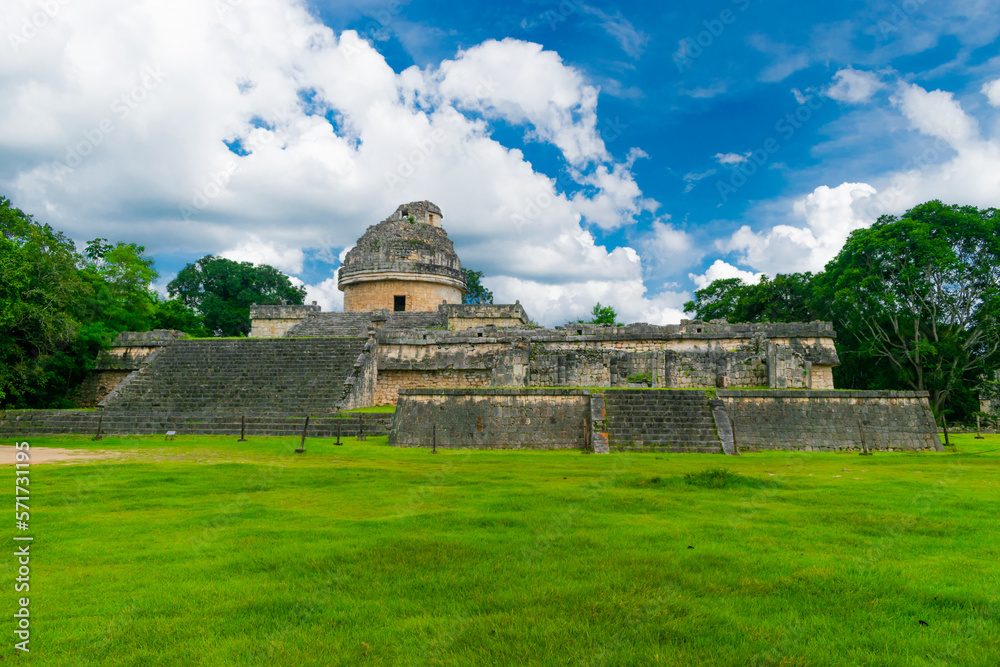 Fototapeta premium El Observatorio de Chichen Itzá