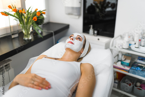 Foto Beautiful White woman getting a white revitalising face beauty mask