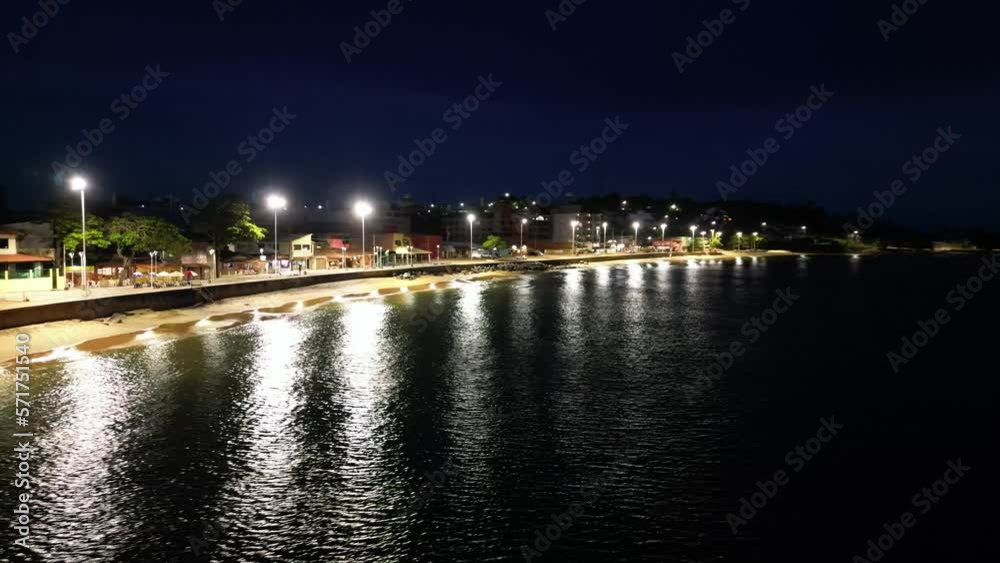 Imagem aérea do por do sol e início da noite na Enseada de Meaípe, no litoral sul de Guarapari no Espírito santo, próximo a hotéis, pousadas e restaurantes.