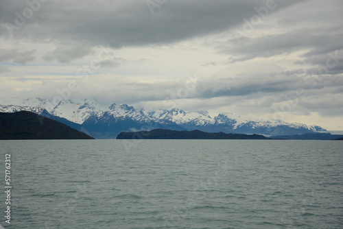 Vista del Lago Argentino con monta  as nevadas de fondo en Patagonia Argentina 