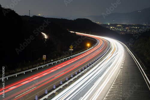 高速道路と車の光跡（大分県大分市）
