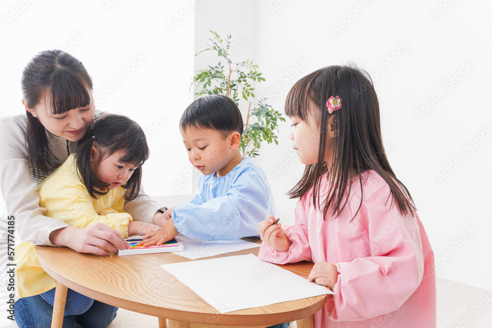 お絵かきをする子どもたちと保育士 お絵かきをする子どもたちと保育士