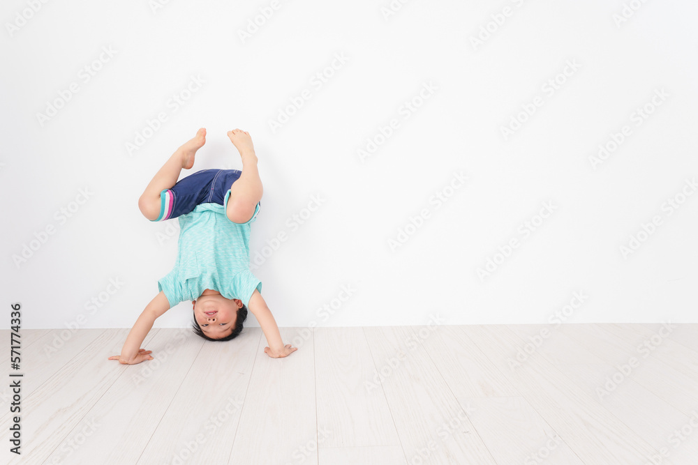 Fototapeta premium 幼稚園で楽しく遊ぶ男の子