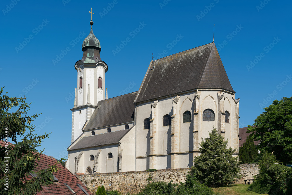 Die Pfarrkirche St. Nikolaus eine der Sehenswürdigkeiten hoch oben, über der Gemeinde Emmersdorf in Österreich