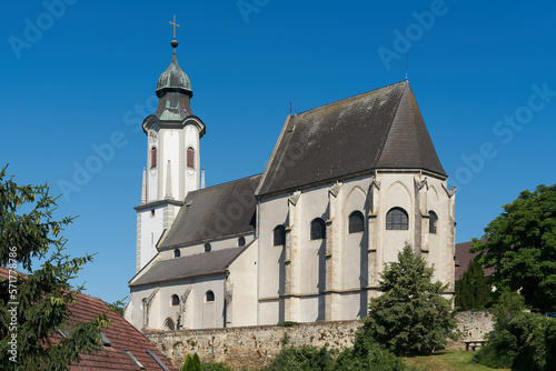 Die Pfarrkirche St. Nikolaus eine der Sehensw  rdigkeiten hoch oben    ber der Gemeinde Emmersdorf in   sterreich