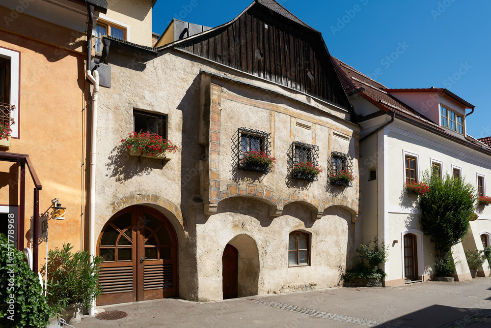 historische mittelalterliche Gebäude in einer Straße in der malerischen Gemeinde Emmersdorf an der Donau in Österreich