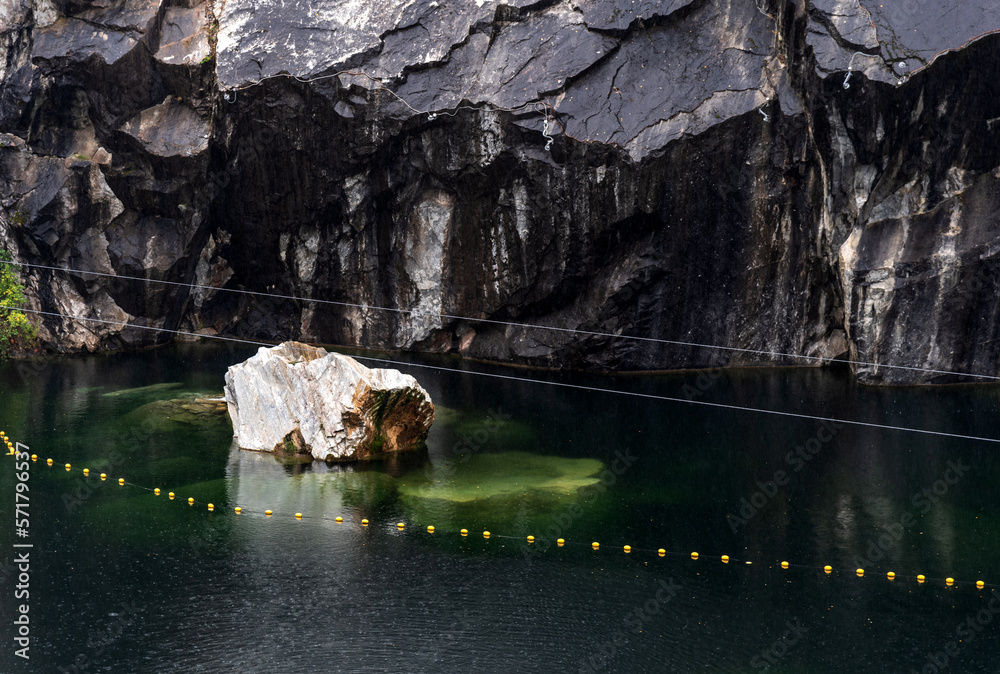 Naklejka premium Panoramic autumn view of Marble Lake in Ruskeala Park in Karelia, Russia.
