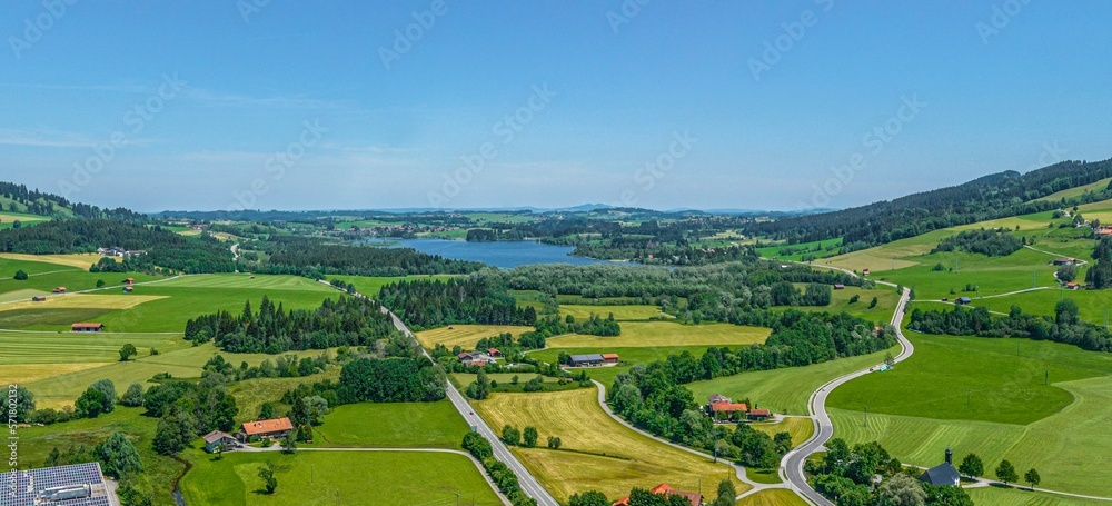 Panorama-Ausblick auf die Region um den Grüntensee im Wertach-Tal im Frühsommer