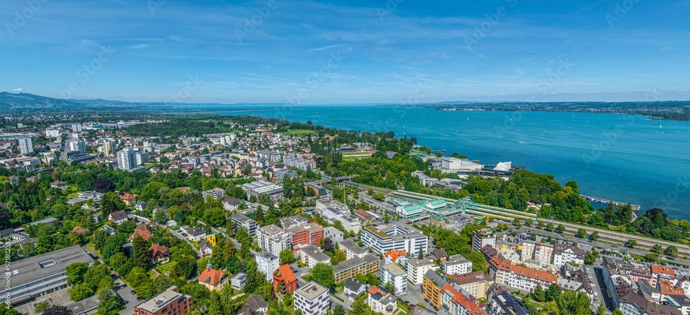 Panorama-Ausblick auf Bregenz am Bodensee, Blick über die Stadt zur Rhein-Mündung