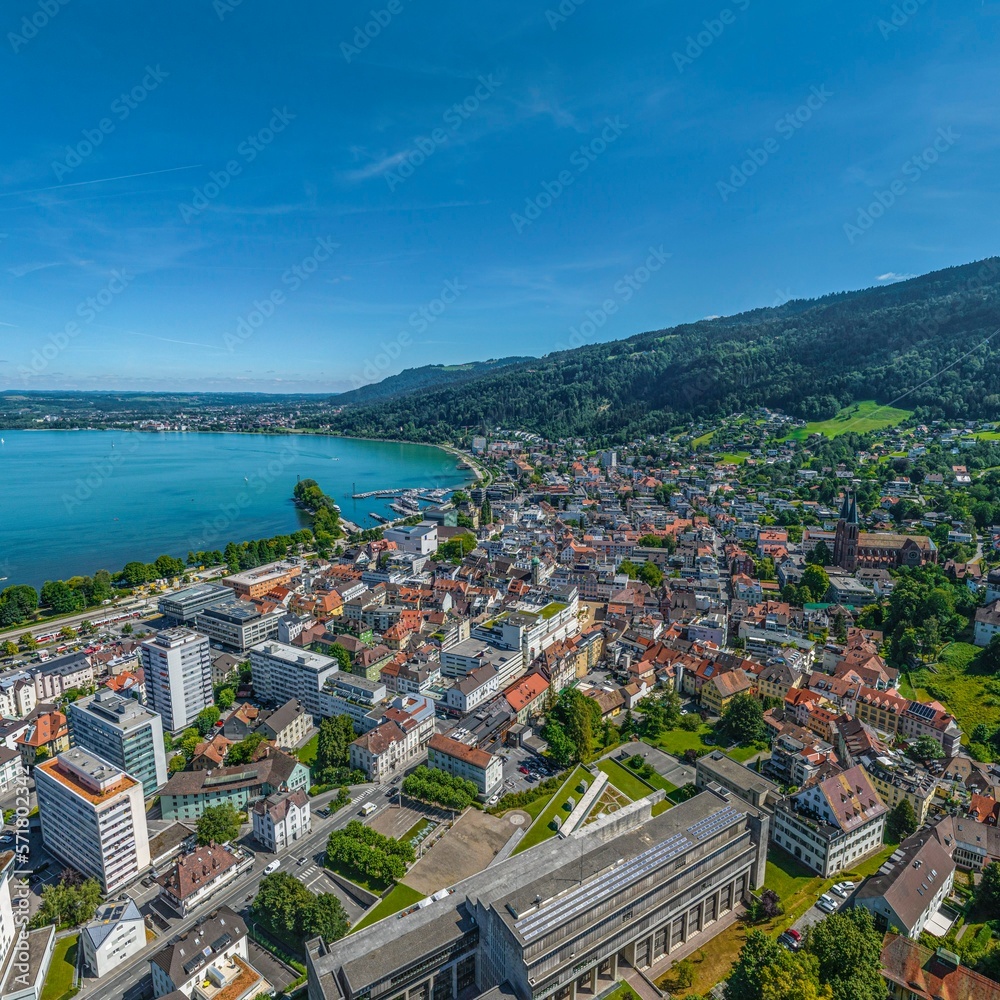 Fototapeta premium Vorarlbergs Bezirkshauptstadt Bregenz im Luftbild - Ausblick auf das Stadtzentrum und den Hafen am Bodensee