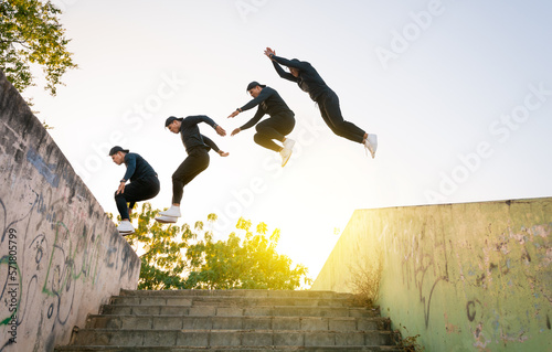 Fotografie Athlete man doing parkour jumping walls