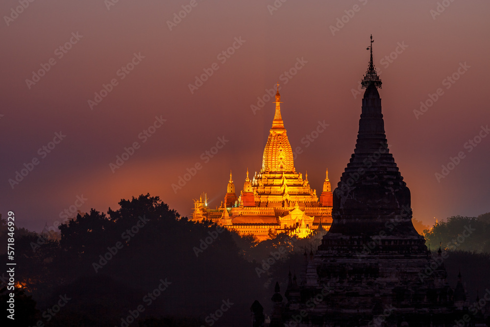 Fototapeta premium Temple and Pagodas of Bagan in Myanmar 