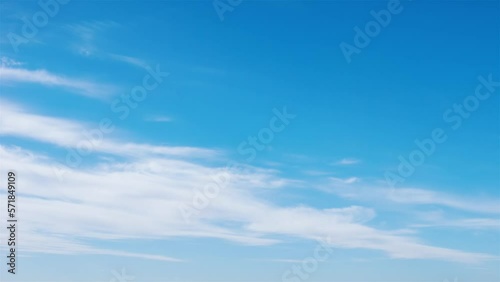 空に雲が躍動する映像