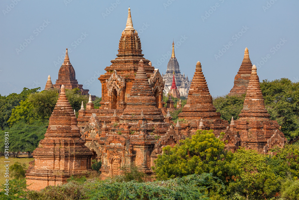 Fototapeta premium Temple and Pagodas of Bagan in Myanmar 