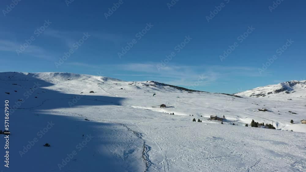 Snowkiten in den Dolomiten. Ein Snowkiter auf der Villanderer Alm in Italien. Drohnenvideo 9 Snowkiten in den Dolomiten. Ein Snowkiter auf der Villanderer Alm in Italien. Drohnenvideo 9
