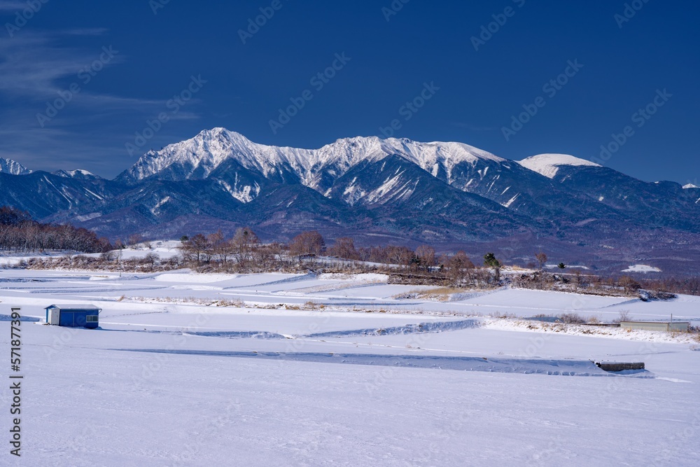長野県・川上村 雪原と冬の八ヶ岳の風景（標準画角）