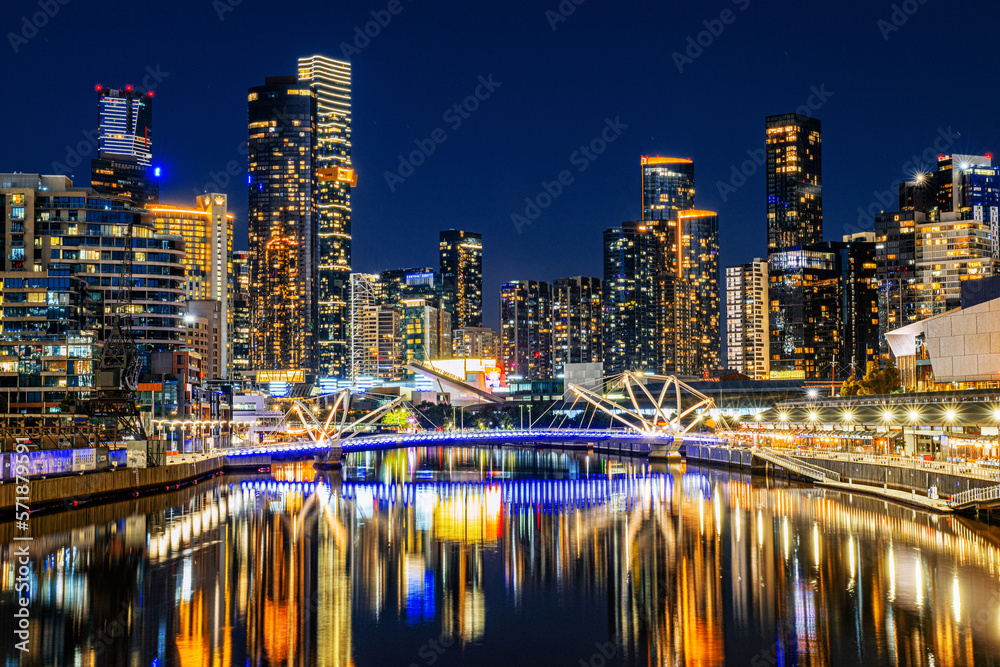 Obraz premium Melbourne's Yarra River view at night