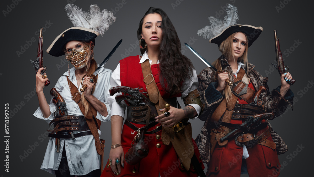 Naklejka premium Portrait of carribean pirates women dressed in stylish costumes holding handguns.