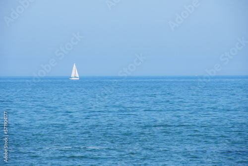 大海原を漂うヨット © kenta0807