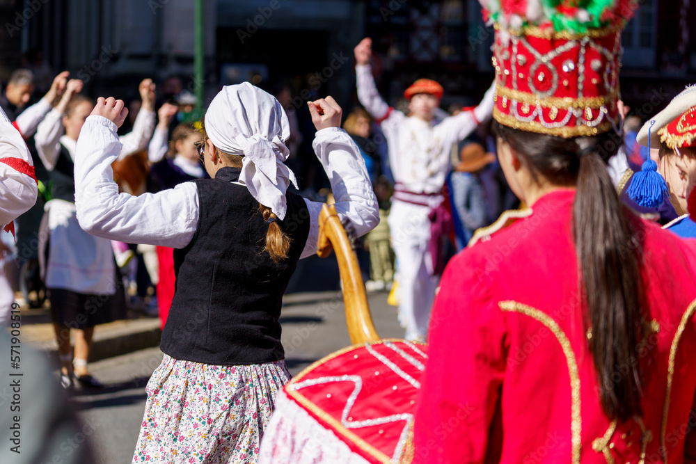Naklejka premium Zalmazain dans une danse basque à Bayonne