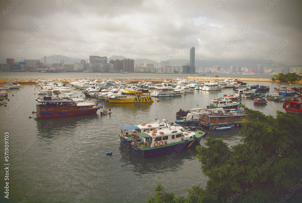 Port de Causeway Bay à Hong Kong part temps maussade sur fond de gratte-ciels